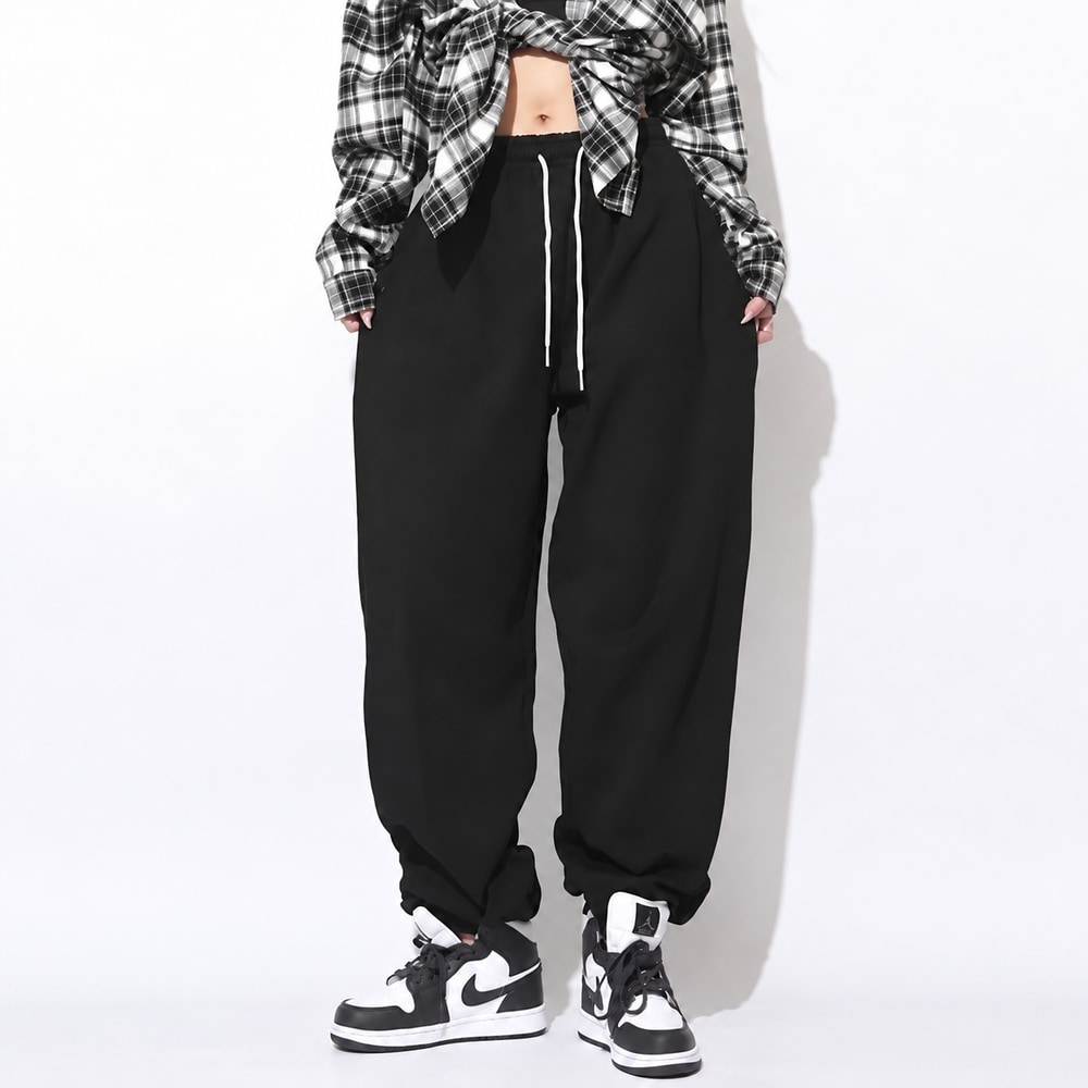 商品1083の黒いふんわりスウェットパンツの着用例。ゆったりした脚まわりと裾を絞ったシルエット