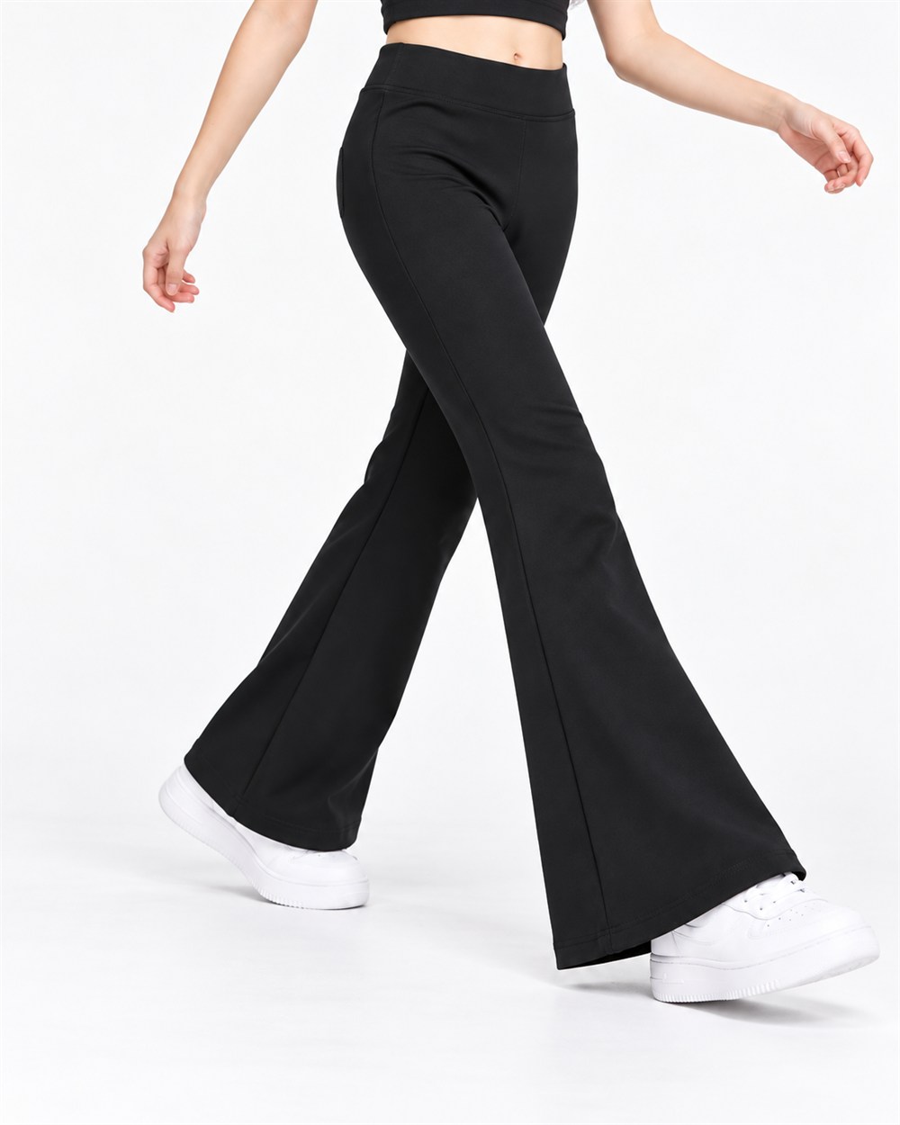 商品2131の黒のストレッチフレアパンツを着用した姿。裾が広がるシルエット