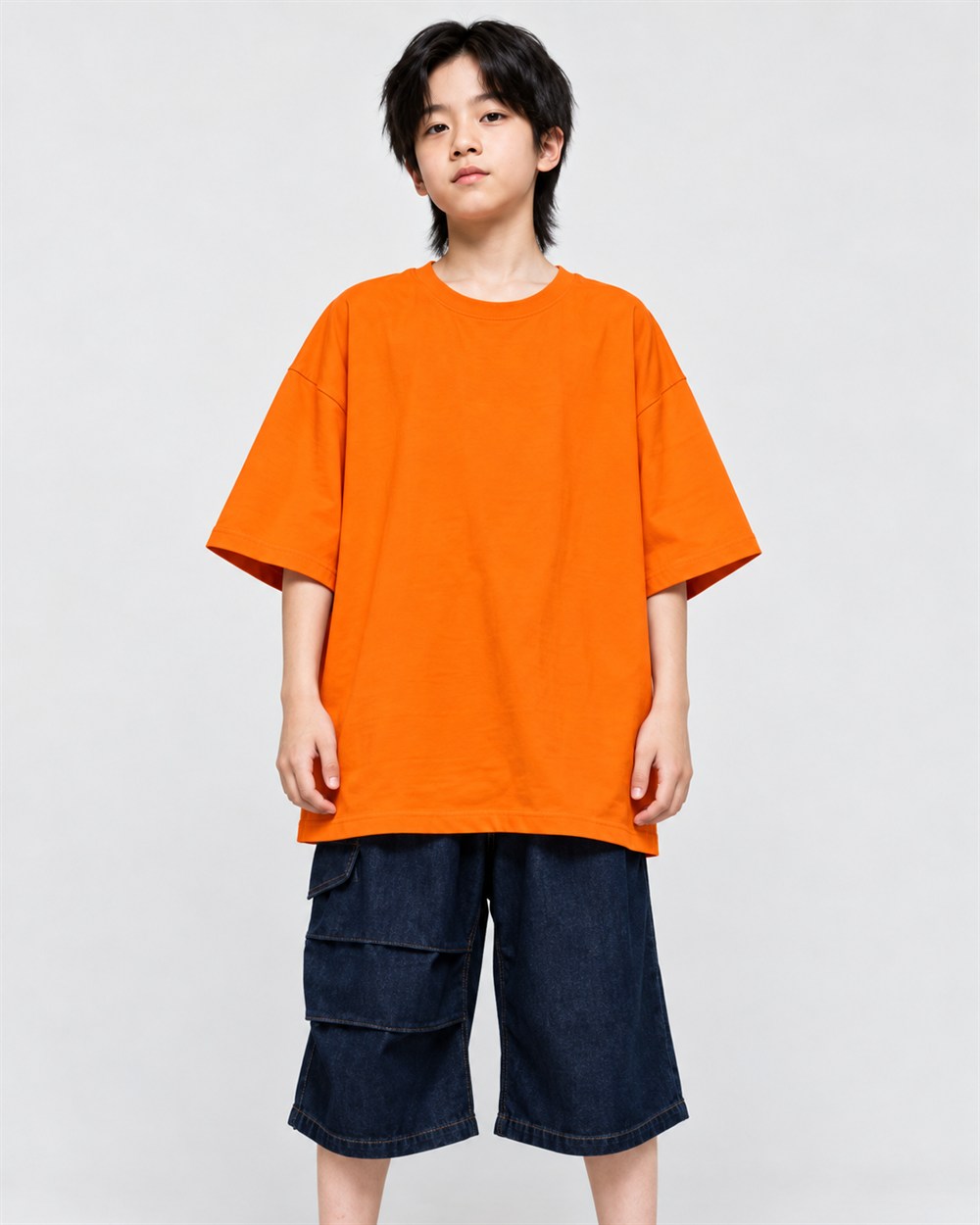 商品2639のオレンジのオーバーサイズ無地Tシャツを着用した姿。袖丈と着丈が分かるコーデ