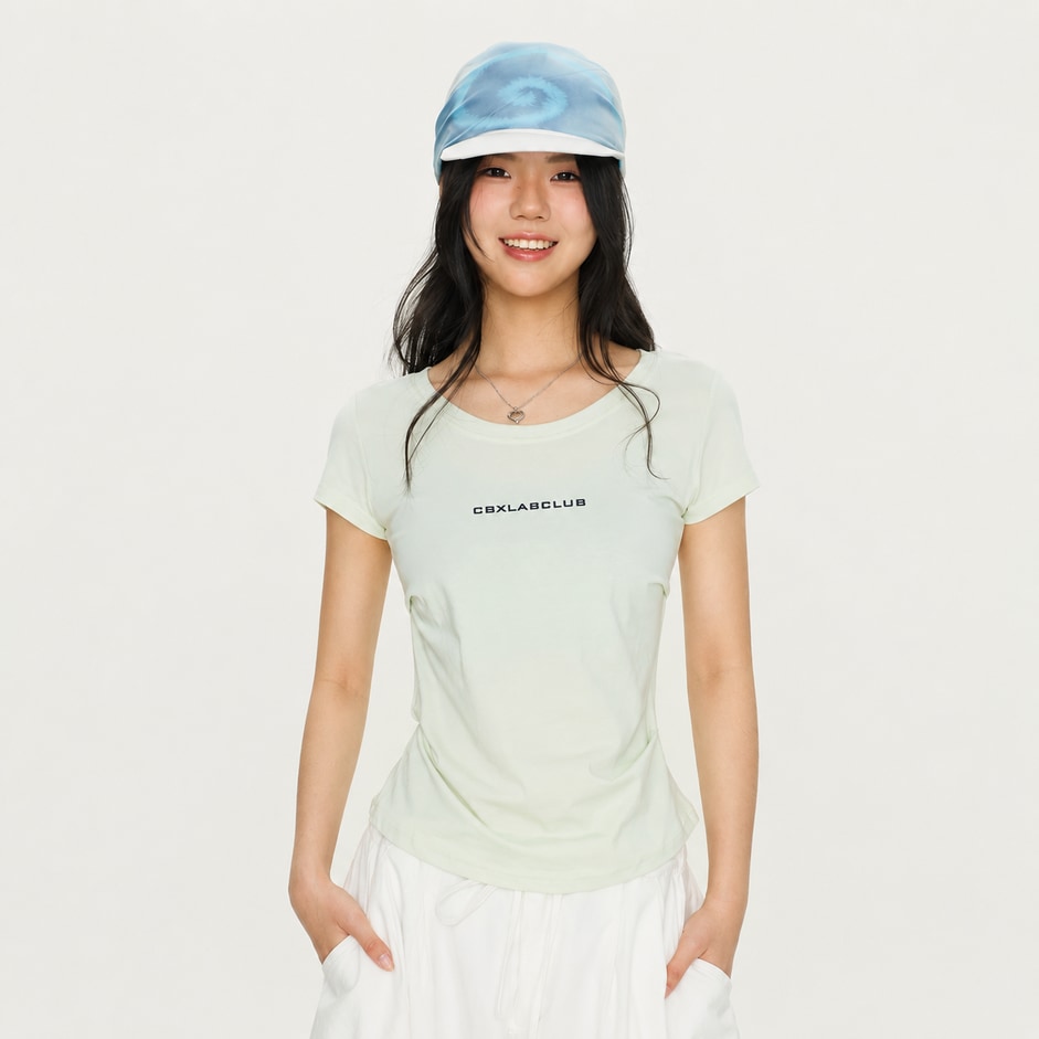 商品2665の淡いグリーンの半袖Tシャツに白いパンツを合わせた着用例