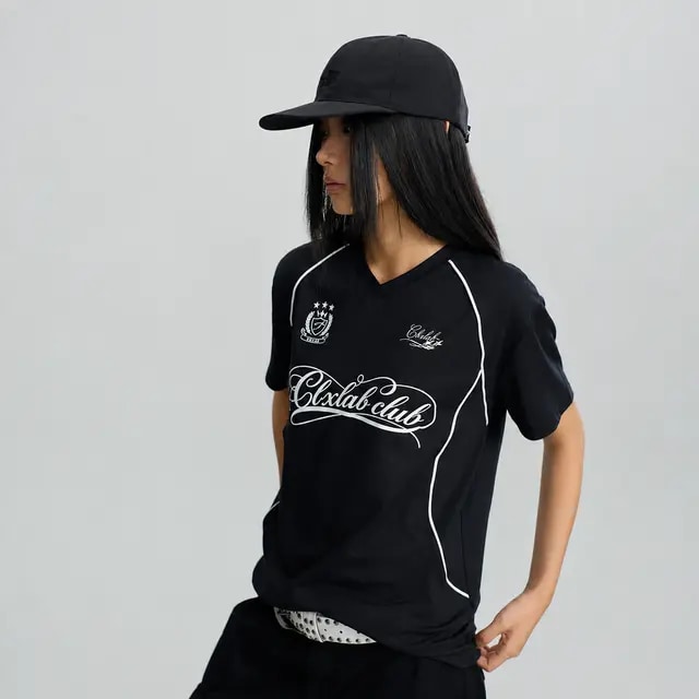 商品2704の黒いロゴ速乾Tシャツを着用した姿。白いパイピングとVネックのデザイン