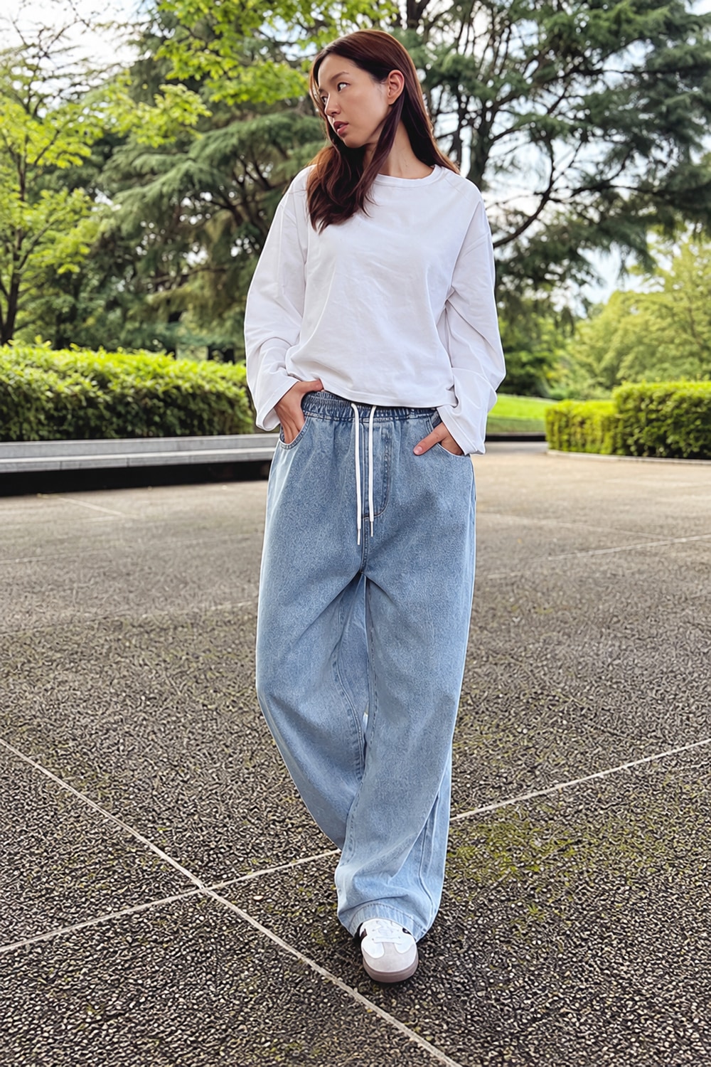 商品7855のライトブルーのゆるフィットデニムに白い長袖トップスを合わせた全身コーデ