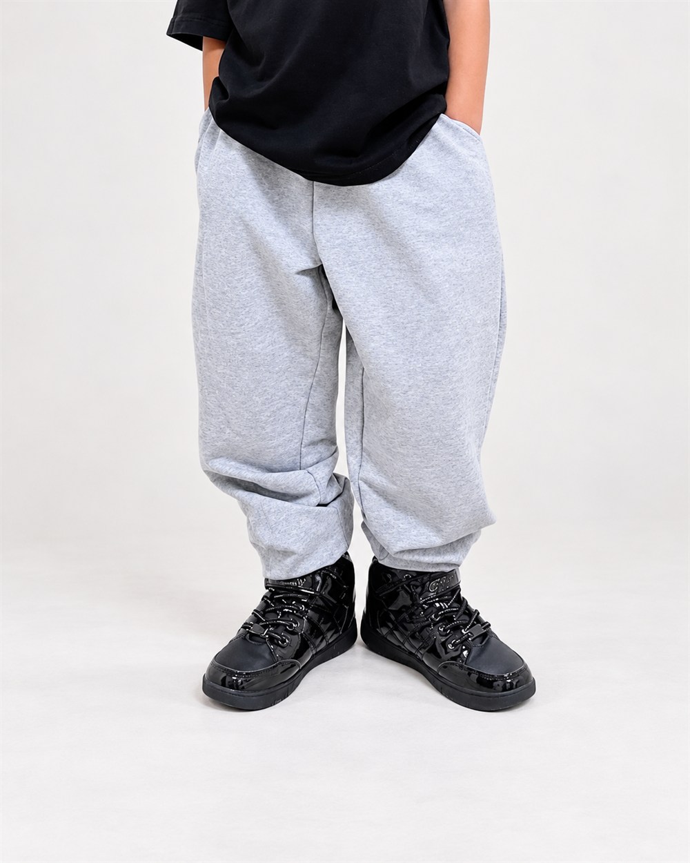 商品823のグレーのふんわりスウェットパンツを着用した姿。ゆったりした脚まわりと裾のシルエット
