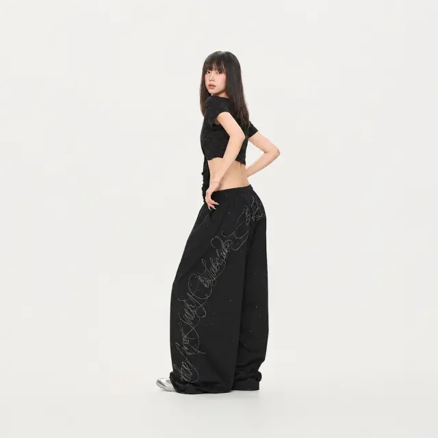 ラインストーン入りの黒いスウェットパンツのモデル着用写真